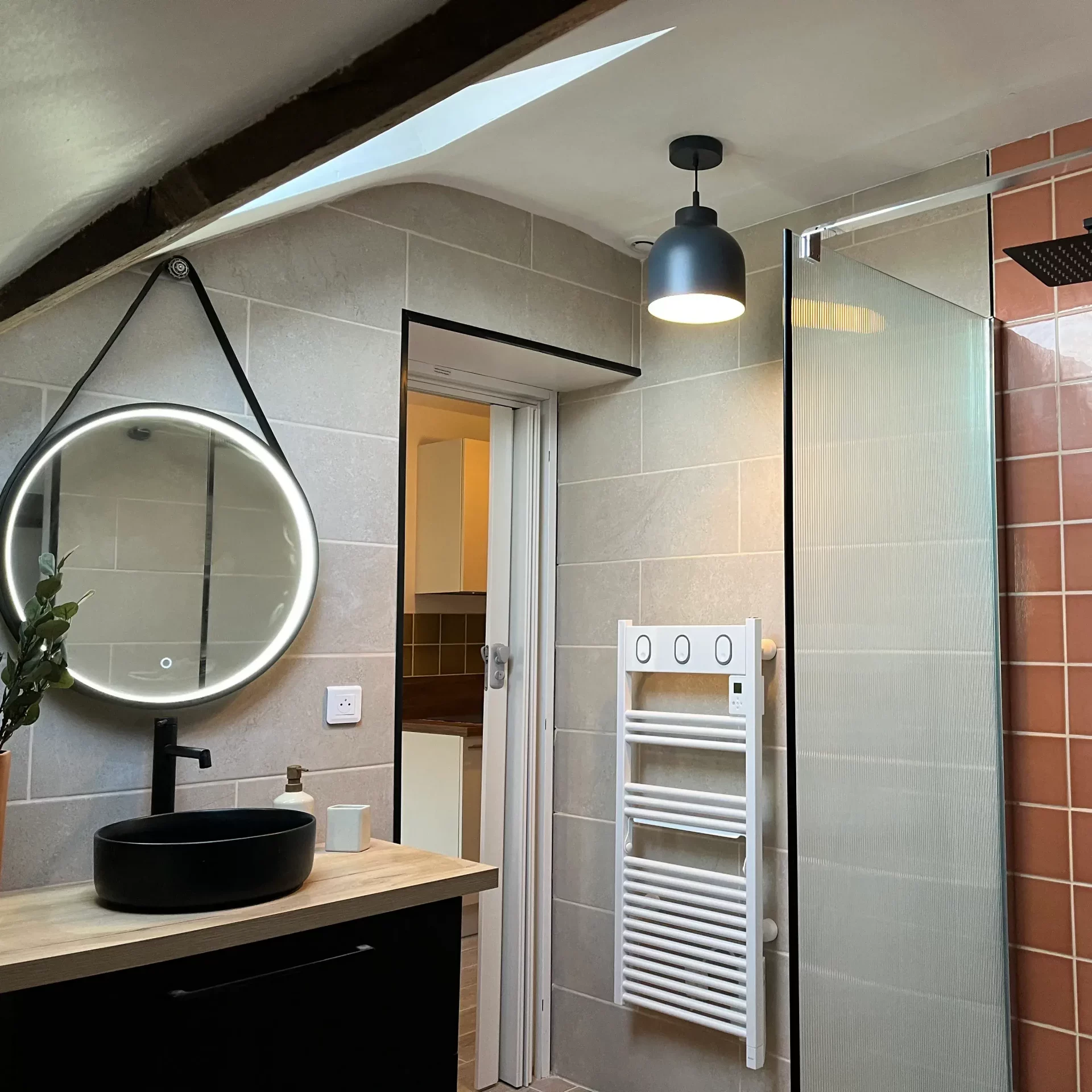 Salle de bain moderne, aux couleurs noirs et bois